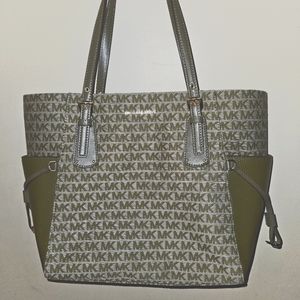 Micheal Kors Voyager tote olive